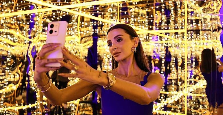 vivo V25 5G’nin tanıtımında sunucu Özge Ulusoy’dan Sonsuzluk Selfiesi