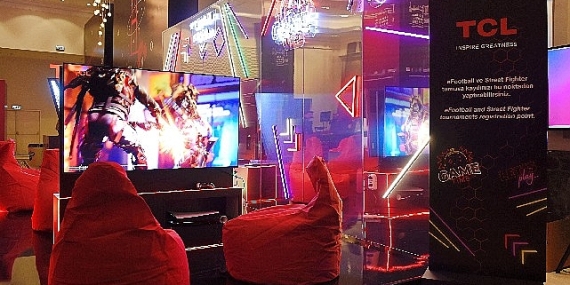 144hz yenileme hızıyla yüksek oyun performansı sunan TCL 98C735, GEG'de oyuncularla buluştu