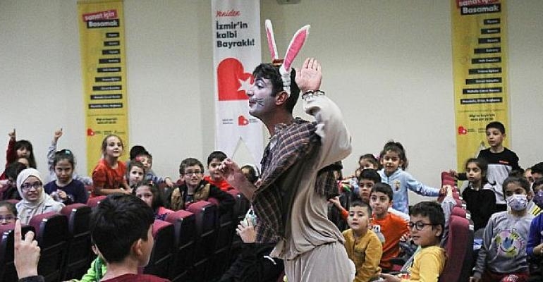 Bayraklılı çocuklar tiyatro festivalinde doyasıya eğlendi