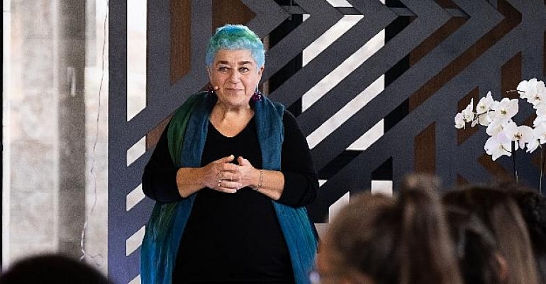Divan Brasserie’deki “Fuaye’de Sohbet Arası” serisinin ilk konuğu Serra Yılmaz oldu