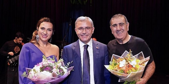 Eda ve Metin Özülkü Çifti Üsküdar’da 90’lar Rüzgarı Estirdi
