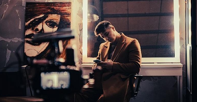 Sezer Sarıgöz’den yeni şarkı & klip! ‘Bir Gülüşü Vardı’