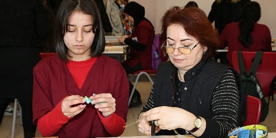 Atık kağıtlar maharetli ellerde sanata dönüştü