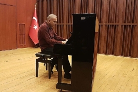 piyanist-kamil-sokmen-egede-kulaklarin-pasini-sildi.jpg