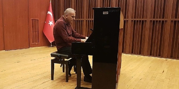 Piyanist Kamil Sökmen Ege'de kulakların pasını sildi