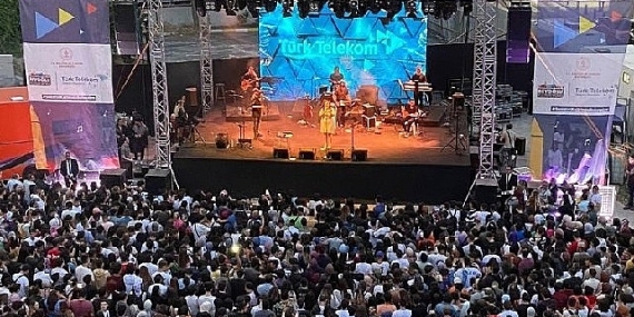 Türk Telekom ile sanatseverler 2022'de sanatın kalbi AKM'de festival ve yenilikçi teknolojilerle buluştu