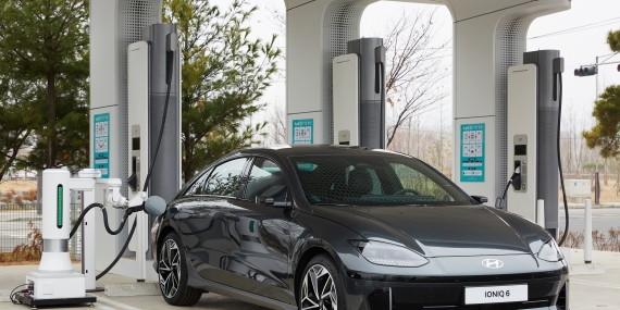 Hyundai Elektrikli Araçlar İçin Otomatik Şarj Robotu Geliştirdi.