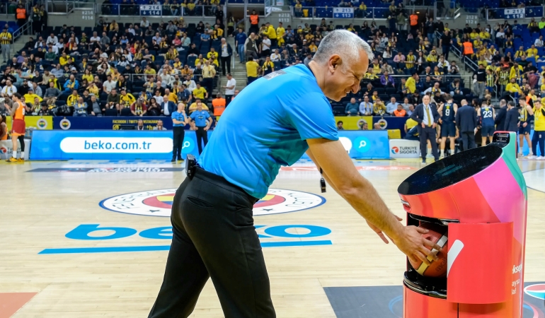 Yemeksepeti’nin Teslimat Robotu YEBO’dan, Fenerbahçe Beko-Galatasaray Nef Basketbol Maçında Bir İlk!