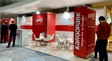 TÜRKİYE’NİN İLK KENDİ ELEKTRİĞİNİ ÜRETEN BLUETOOTH’LU AKILLI KARGO DOLAPLARI SERGİLENDİ