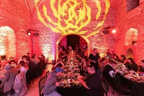 tiktok-turkiye-den-600-yillik-tarihi-binada-iftar-yemegi-8062