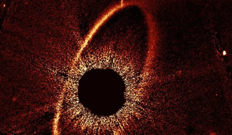 Hubble Uzay Teleskobu iki kozmik çarpışmanın izini yakaladı