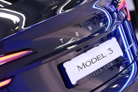 tesla-ya-acil-durum-kapi-kolu-sorusturmasi-20251224-210417