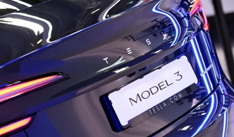 Tesla’ya acil durum kapı kolu soruşturması