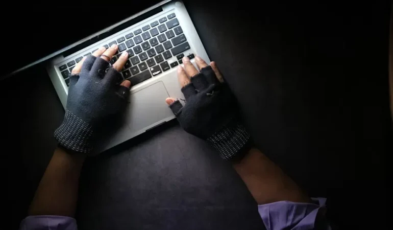 The Com tehdidi: Pornhub saldırısından bomba ihbarlarına