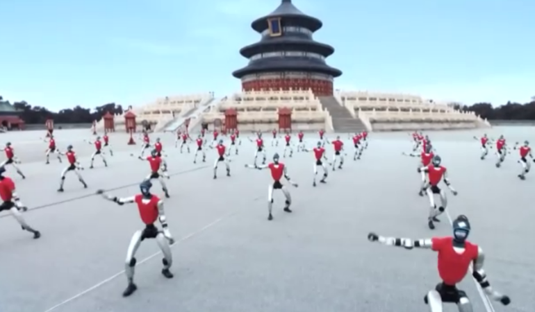 İnsansı robotlar Bahar Festivali’nde Kung Fu gösterisi