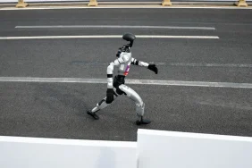 i-nsansi-robotlar-kosu-rekorunu-7-dakika-farkla-kirdi-20260420-223036