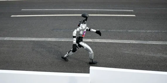 İnsansı robotlar yarı maraton rekorunu 7 dakika farkla kırdı