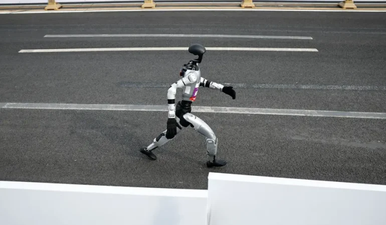 İnsansı robotlar yarı maraton rekorunu 7 dakika farkla kırdı