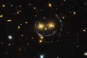 Hubble-uzayda-gulumseyen-galaksi-kumesini-goruntuledi-featured