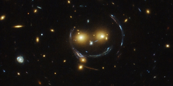 Hubble, uzayda gülümseyen galaksi kümesini görüntüledi