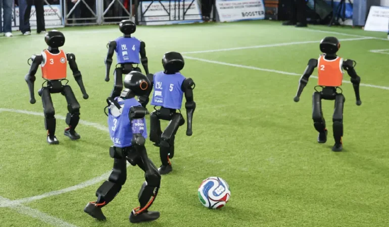 Roma’da RoboCup sahasında HULKs ile whIRLwind karşılaştı