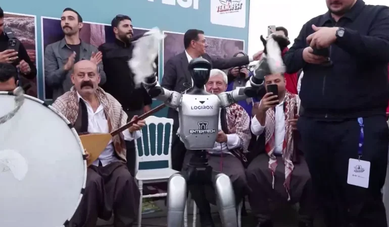 Şanlıurfa Teknofest’te insansı robot halay çekti
